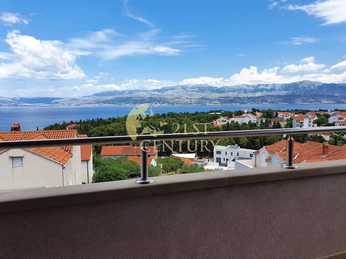 ***Prekrasan dvoetažan stan s otvorenim pogledom na more, Supetar***