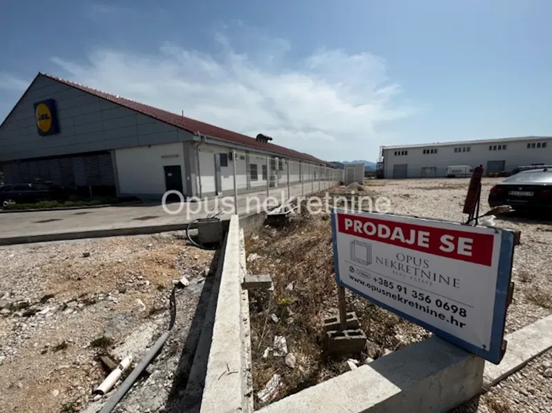 PLOCE, gradevinsko zemljiste 1450 m2 (pored trgovine Lidl i Poduzetničkog inkubatora)