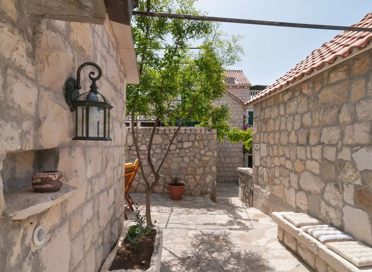KOMPLEKS RENOVIRANIH KAMENIH KUĆA