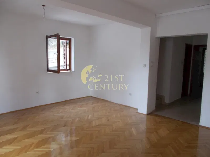 ***MEJE- DVOETAŽAN STAN 119 m2***