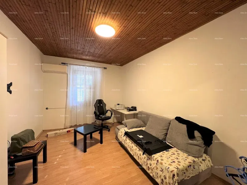 Vendiamo una casa ad uso commerciale e residenziale nel centro di Medulina. – 2