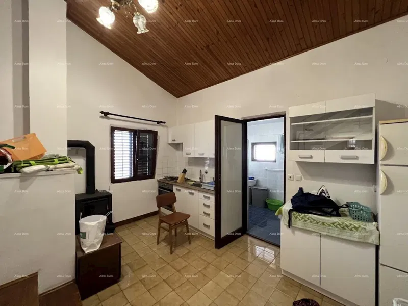 Vendiamo una casa ad uso commerciale e residenziale nel centro di Medulina. – 3