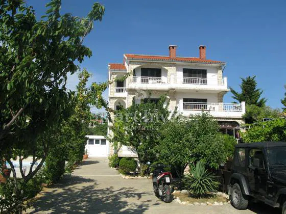 Otok RAB, Apartmajska hiša z bazenom in pogledom na morje – 2