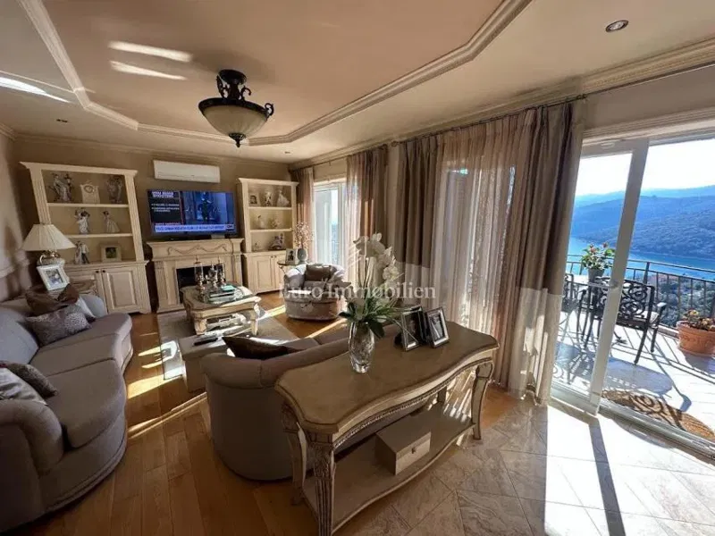 Luxury house with several residential units and a panoramic view of the sea – 2