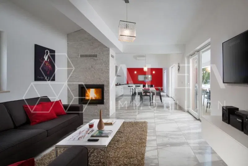 KIVÉTELES VILLA MEDENCÉVEL EGYEDÜLÁLLÓ HELYEN, ZÖLDSÉGBEN KÖRÜLVÉVE! – 3