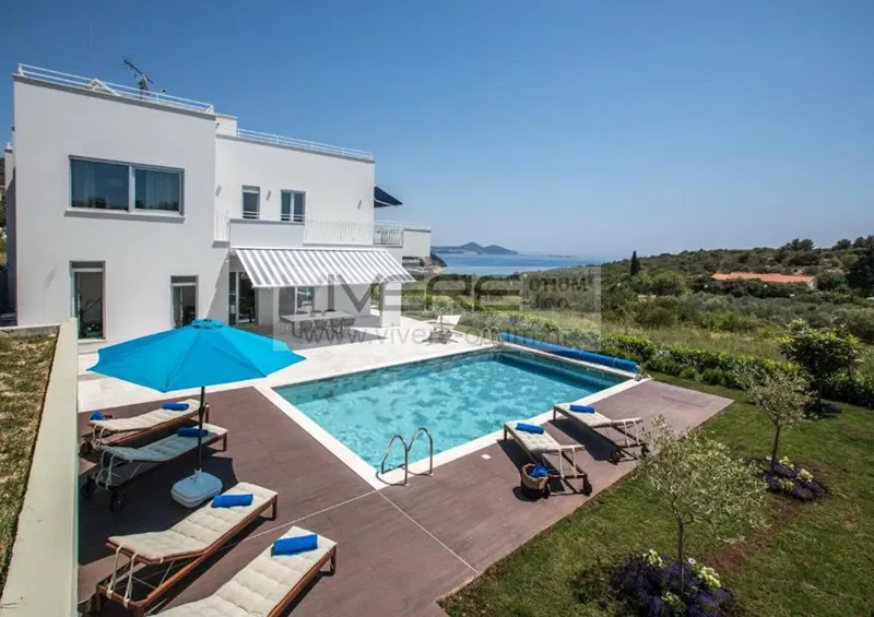 Elegant Villa with spectacular sea views – 2