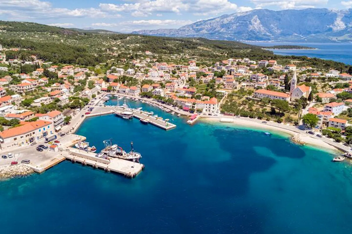 ***Građevinsko zemljište 5000 m2, PRVI RED DO MORA- Sumartin***