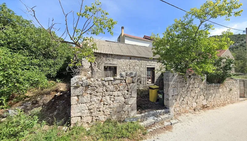 Pelješac - dvije kamene kuće s vrtom u starom selu