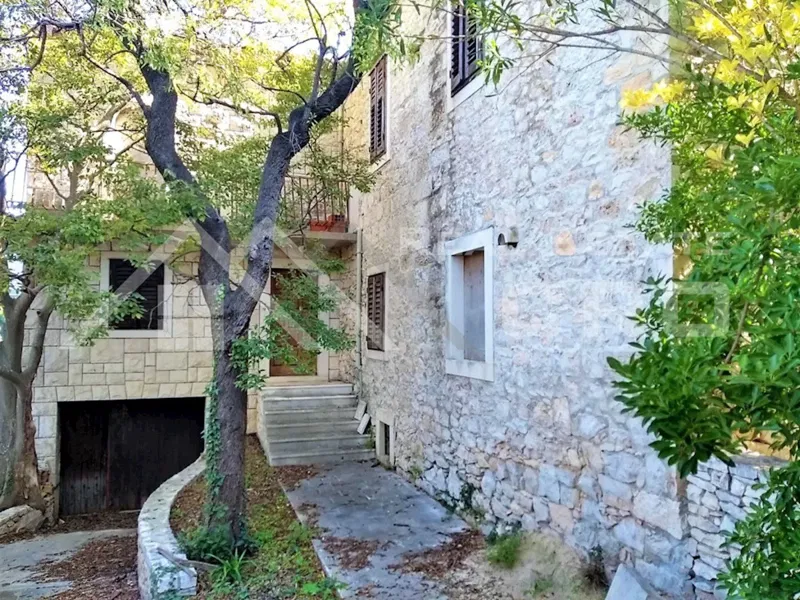 Brac properties - Traditional house in an extraordinary position, first row to the sea and near a beach, for sale – 3