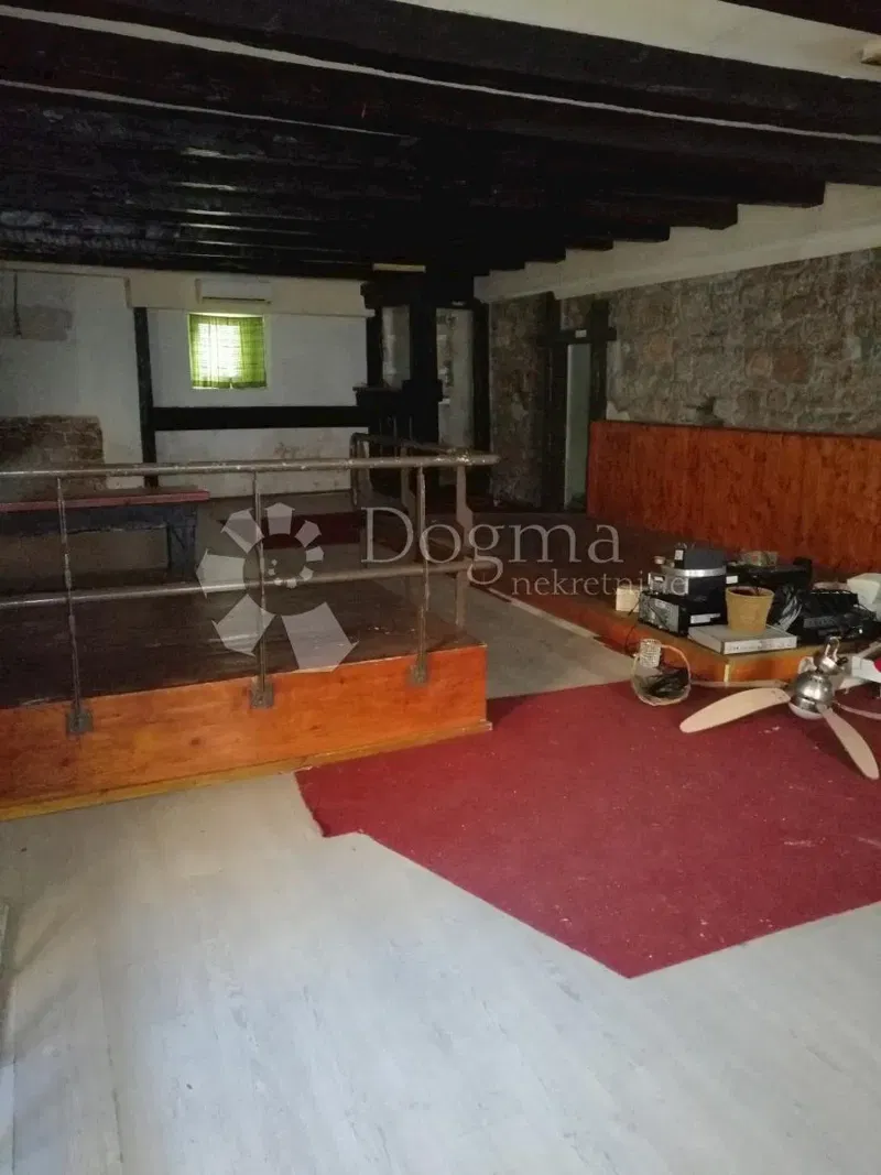 VODICE - poslovno-stambeni prostor u centru blizu mora