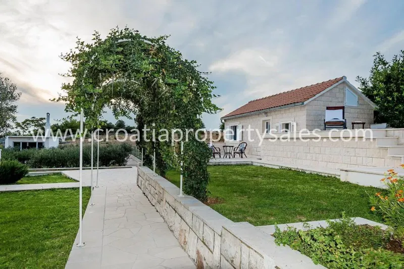 Brac, house for sale, 900.000 € – 3