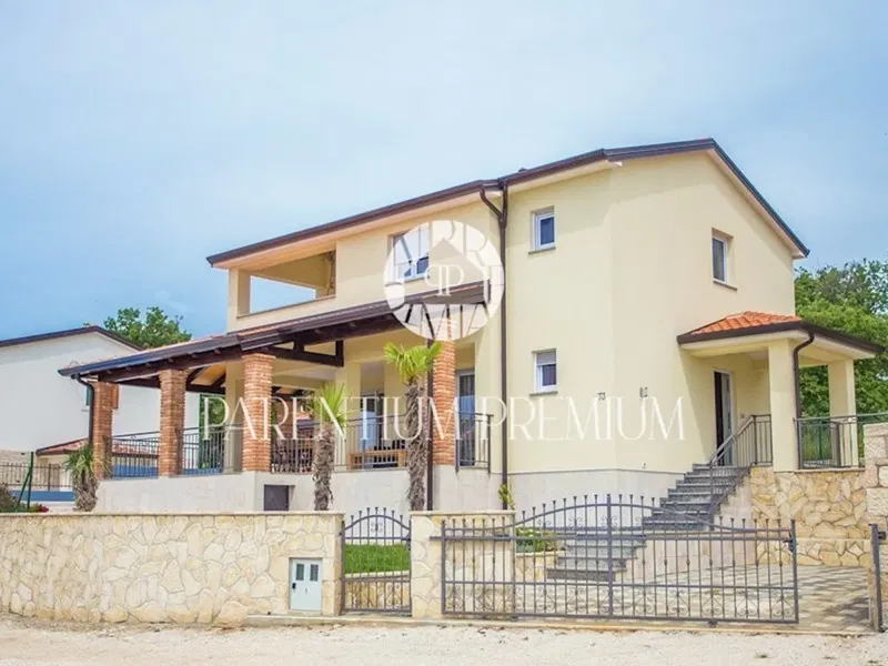 An excellent house with a swimming pool, a panoramic view and a beautifully landscaped yard. – 3