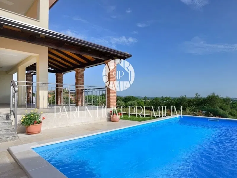 An excellent house with a swimming pool, a panoramic view and a beautifully landscaped yard. – 2
