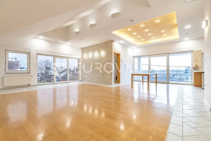 Zaprešić, stambeno poslovna kuća 950m2 sa skladišnom halom, vrhunska lokacija