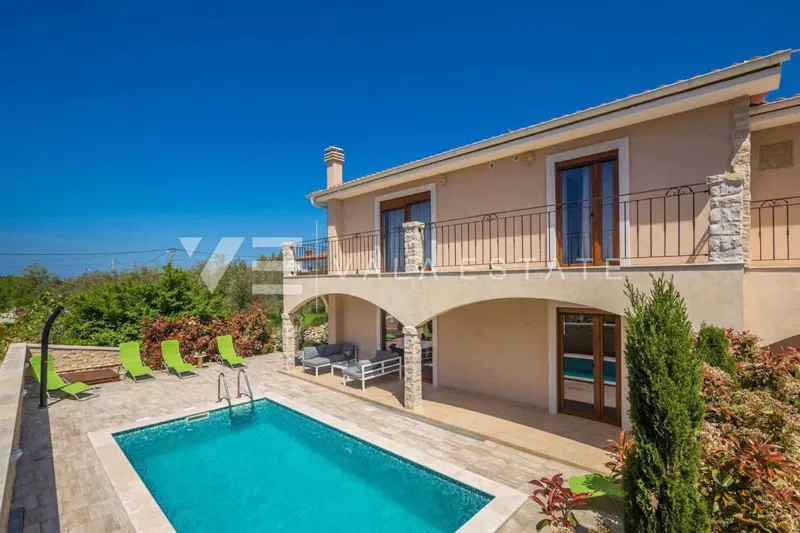 DETACHED HOUSE WITH TWO APARTMENTS AND TWO SWIMMING POOLS – 2