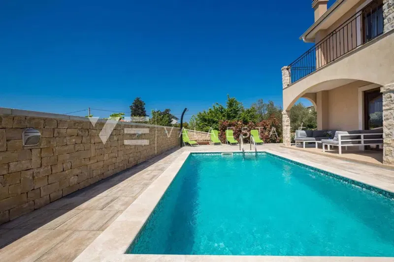 DETACHED HOUSE WITH TWO APARTMENTS AND TWO SWIMMING POOLS – 3