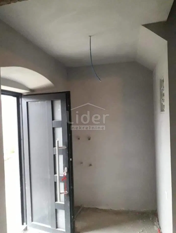 KUĆA KOSTRENA ROH BAU SA 5 STAMBENIH JEDINICA-2 STANA UREĐENA – 2