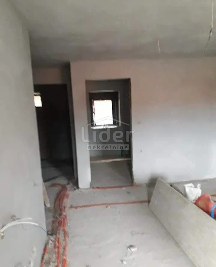 KUĆA KOSTRENA ROH BAU SA 5 STAMBENIH JEDINICA-2 STANA UREĐENA – 3
