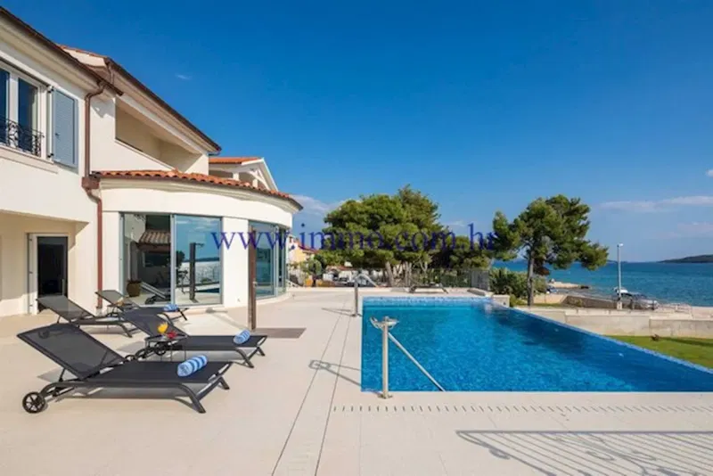 EXCEPTIONAL VILLA WITH POOL AND SPACIOUS GARDEN – 2