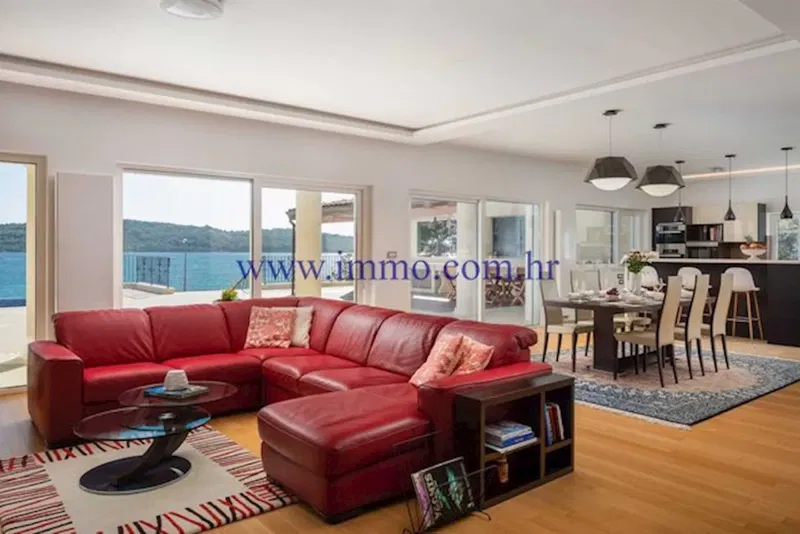 EXCEPTIONAL VILLA WITH POOL AND SPACIOUS GARDEN – 3