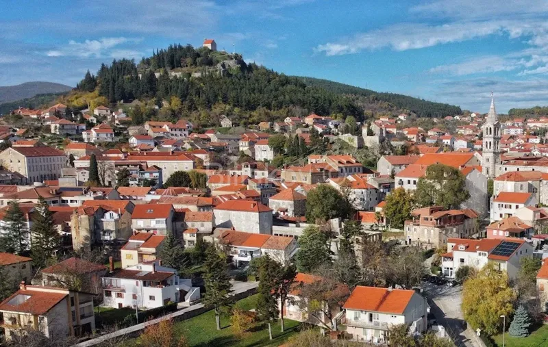 Sinj, centar, kuća sa 2 stana 180 m2, vrt 1360