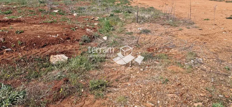 Istria, Pula, Loborika, a combined construction and agricultural land of 1300m2 for sale – 3