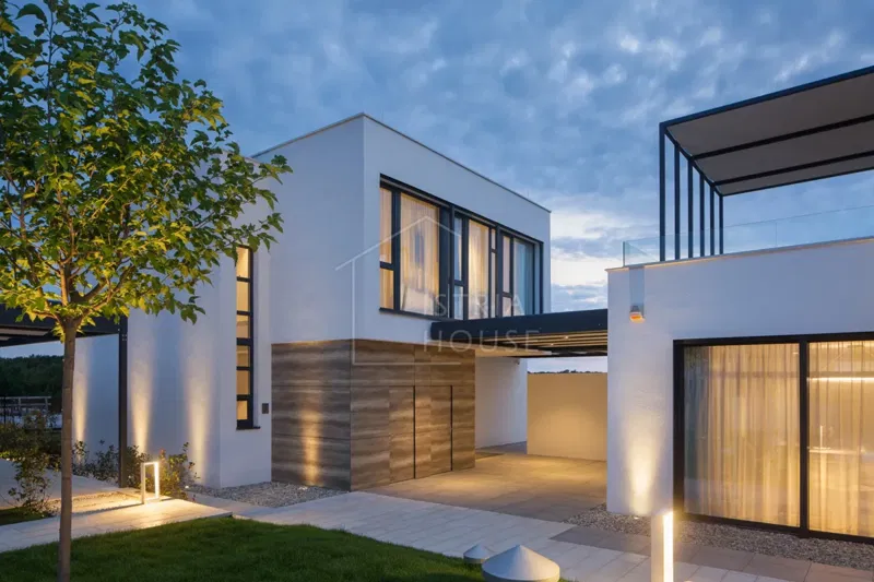 Rovinj, surroundings, Exclusive designer villa with three swimming pools – 2