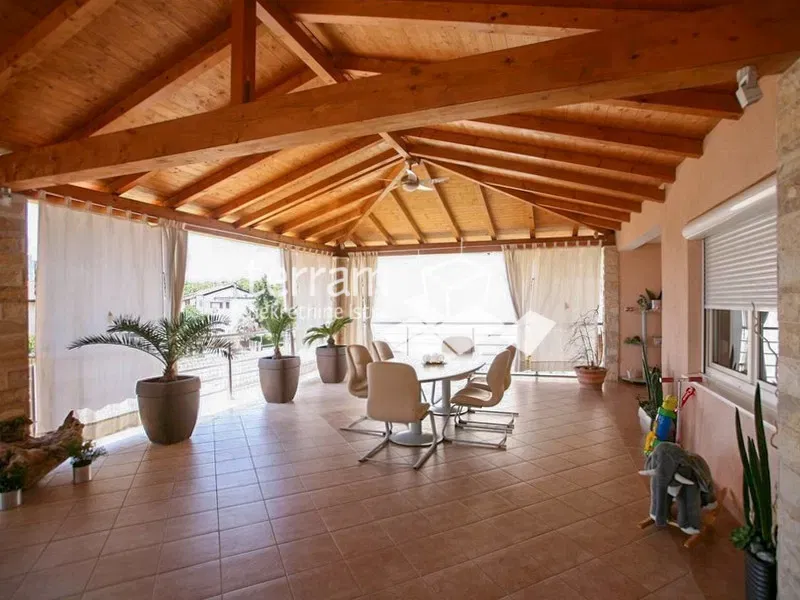 Istria, Pola, Villa indipendente 400m2 con piscina e vista mare – 3