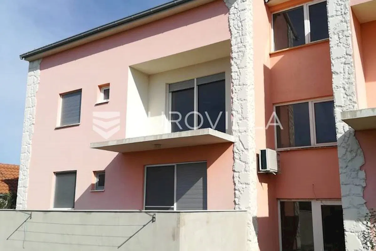 Šolta, Gornje Selo, dvosoban stan južne orijentacije u manjoj stambenoj zgradi
