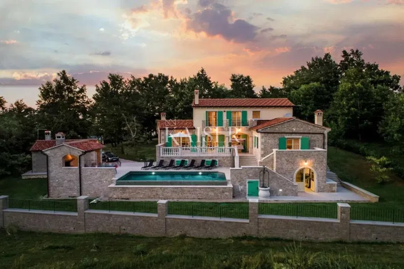 Villas Lovrin, Pazin - Okolica, 340m2 – 2