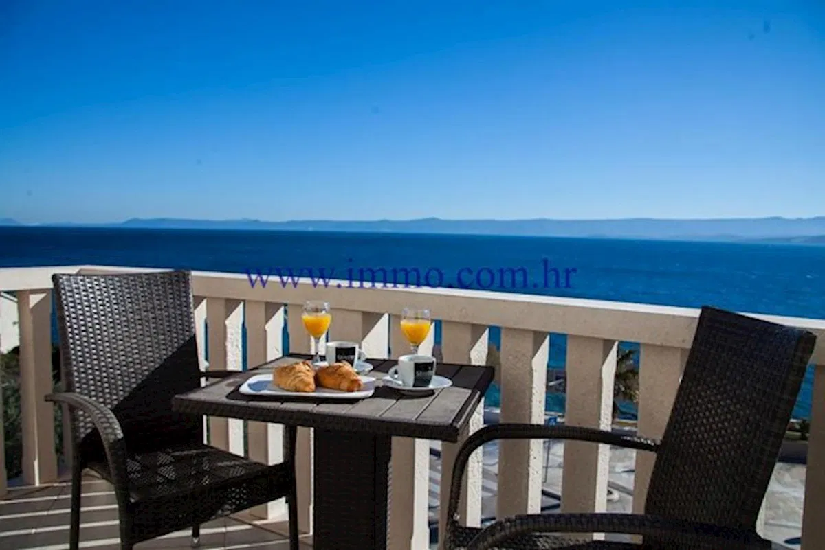 BRAČ, HOTEL S BAZENOM I POGLEDOM NA MORE