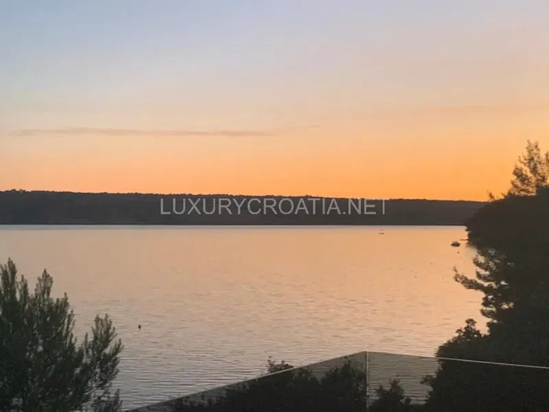 In vendita residenza moderna sulla costa con piscina e ormeggio per barca in Croazia, Zara – 3