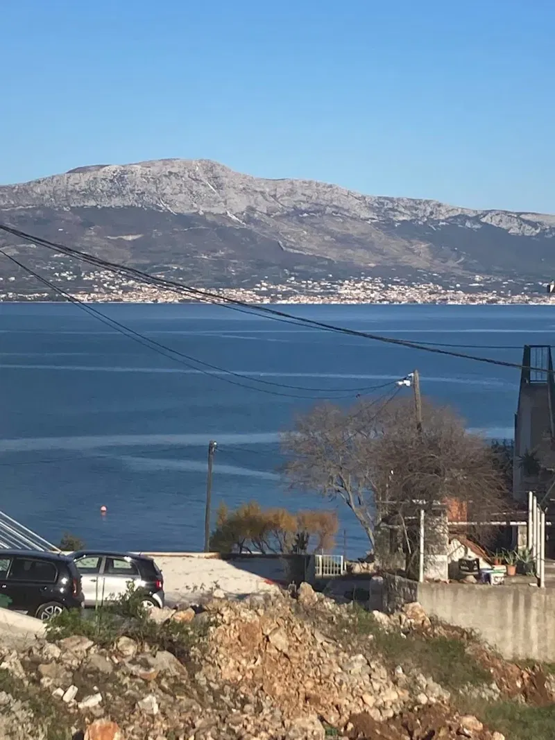 Building plot with villa construction project, 70 m from the sea, Slatina – 2