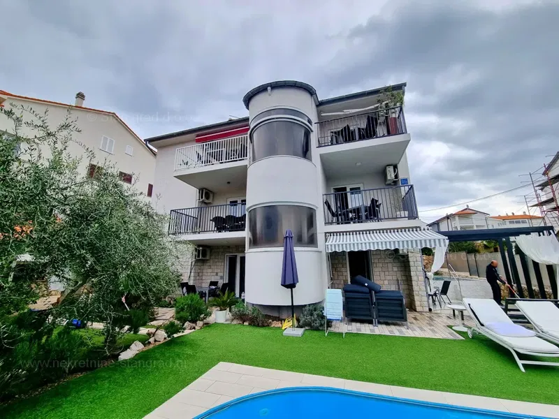 Malinska, eladó egy apartmanház két medencével és tengerre néző kilátással! – 2