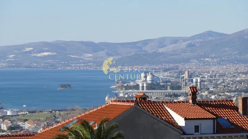 ***Kuća 210m2 s panoramskim pogledom na more***
