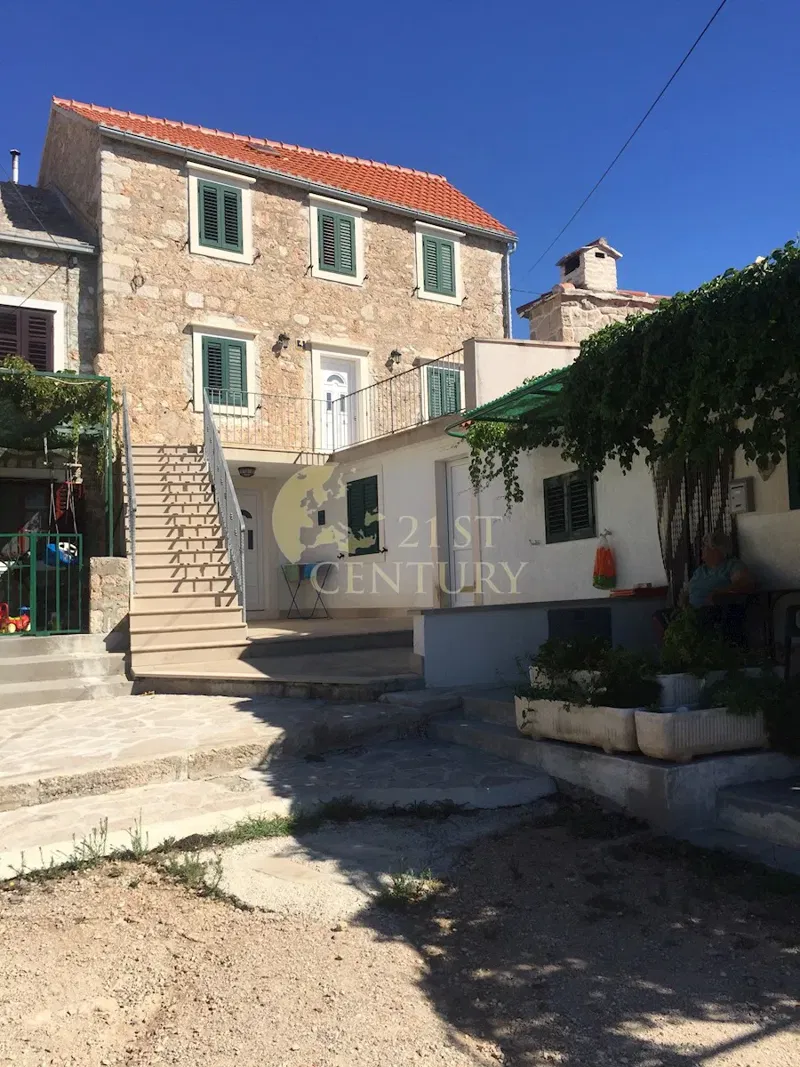 ***Prilika- kamena kuća u Bolu na otoku Braču***