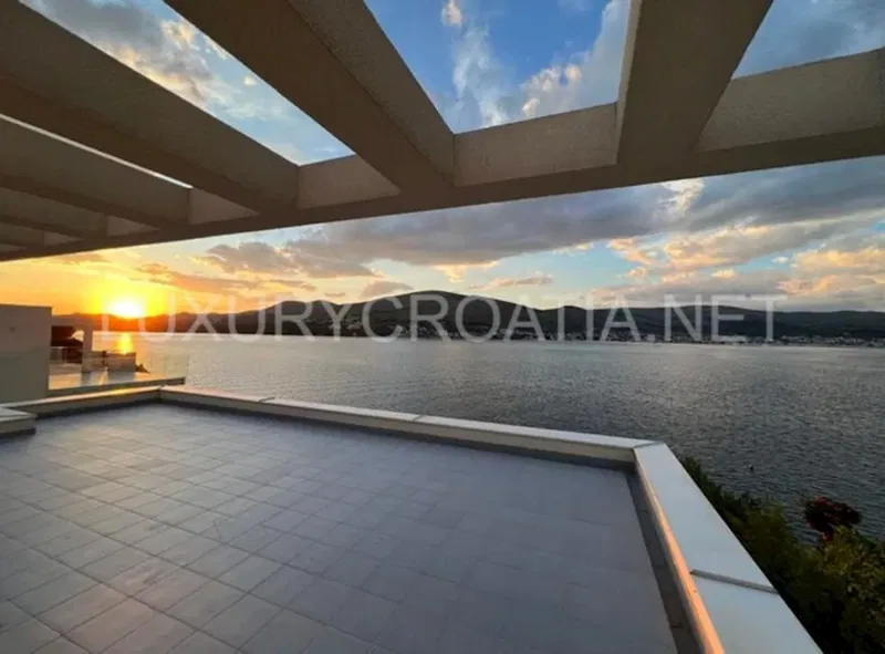 Nuova villa moderna in vendita fronte mare zona Trogir Croazia – 3