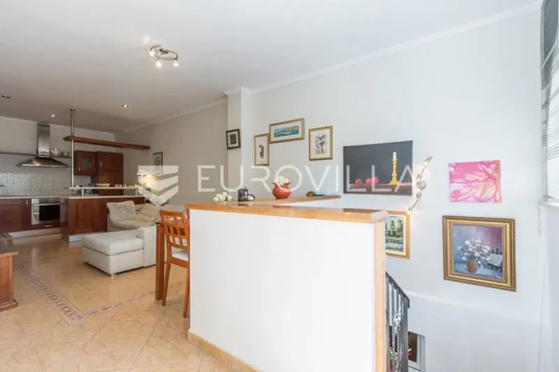 Istria, Rovinj, ground floor apartment with a large tavern in the basement, 89 m2 – 2