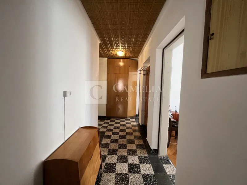 Lovran šarmantan stan blizu centra sa velikom okućnicom! – 2