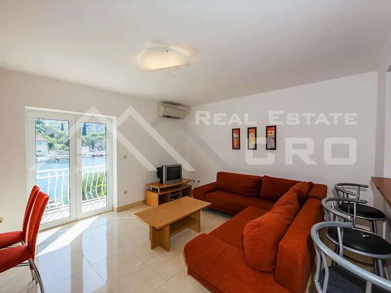Immobili Brač - Casa con appartamenti e garage, proprio sopra il mare in una baia incantevole, in vendita – 2