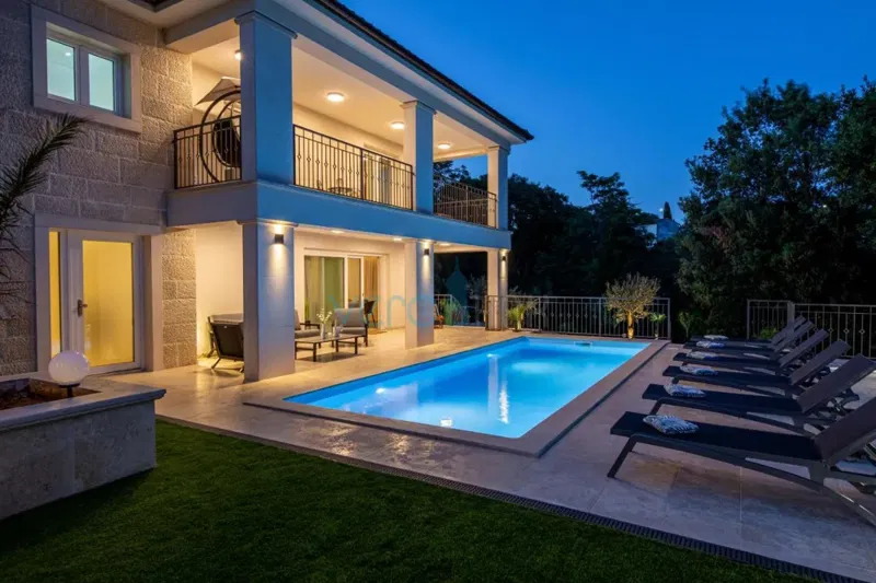 Città di Krk, villa mediterranea con piscina in posizione privilegiata, in vendita – 2