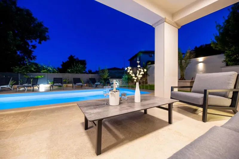 Città di Krk, villa mediterranea con piscina in posizione privilegiata, in vendita – 3