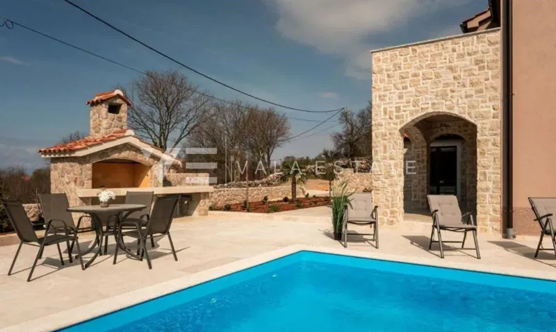 VILLA WITH SWIMMING POOL IN A QUIET LOCATION – 2