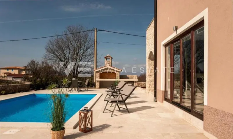 VILLA WITH SWIMMING POOL IN A QUIET LOCATION – 3