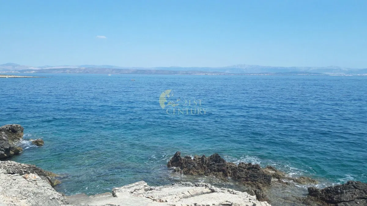 ***Građevinsko zemljište 2022 m2- Šolta, otvoren pogled na more***