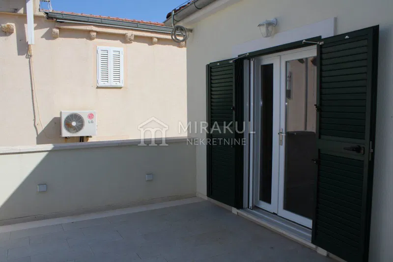 Nekretnine Betina, Kuća blizu centra – 2
