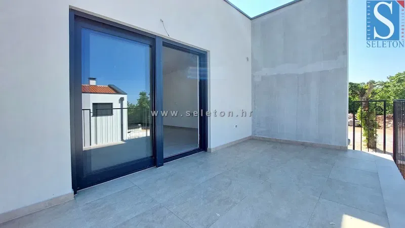 Poreč, nuovo appartamento di 84 m2 + terrazza sul tetto di 56 m2 con vista mare – 2