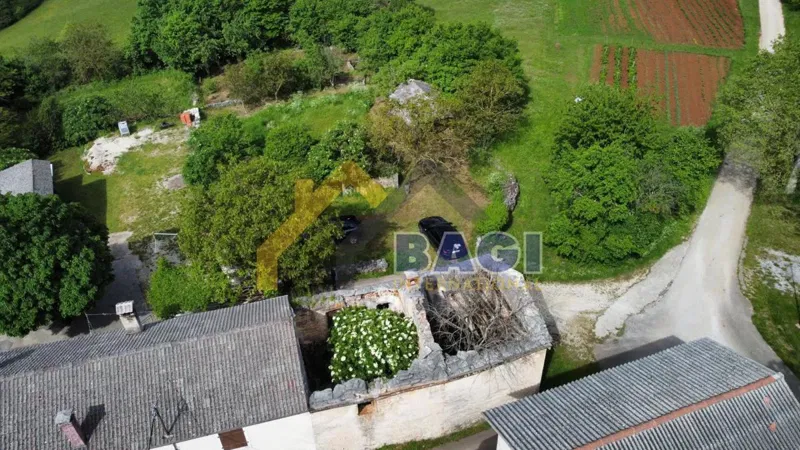 Ruined house with 1000m2 of land – 2