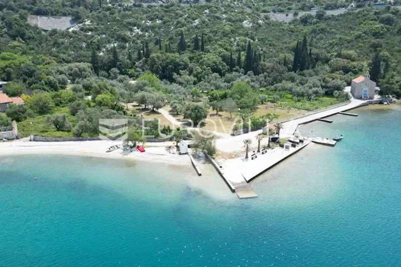 Slano, kamena ruševina za obnovu na zemljištu 100 m od mora