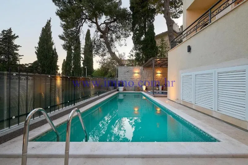 VILLA WITH SWIMMING POOL IN THE ELITE NEIGHBORHOOD OF SPLIT – 2